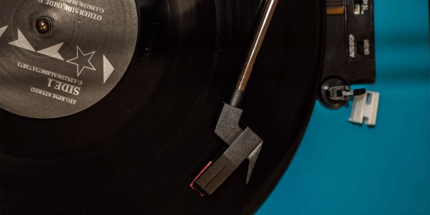 The Warmth of Analog Sound: Why Vinyl Records Offer a Unique Listening Experience
