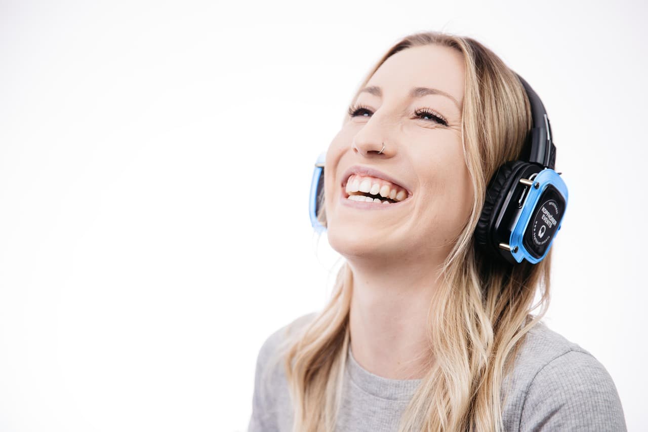 What Happens in Your Brain During the Quietest Moment Before the Chorus